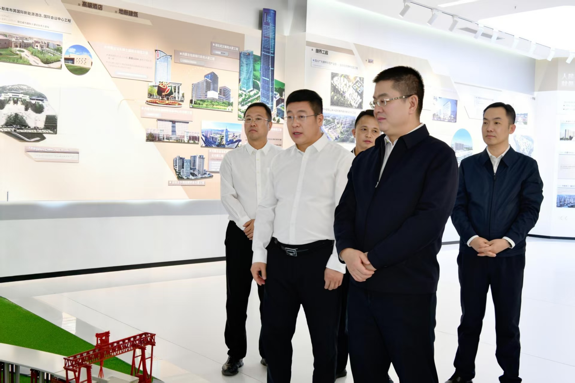 李仲澤參觀中國(guó)二冶企業(yè)展廳