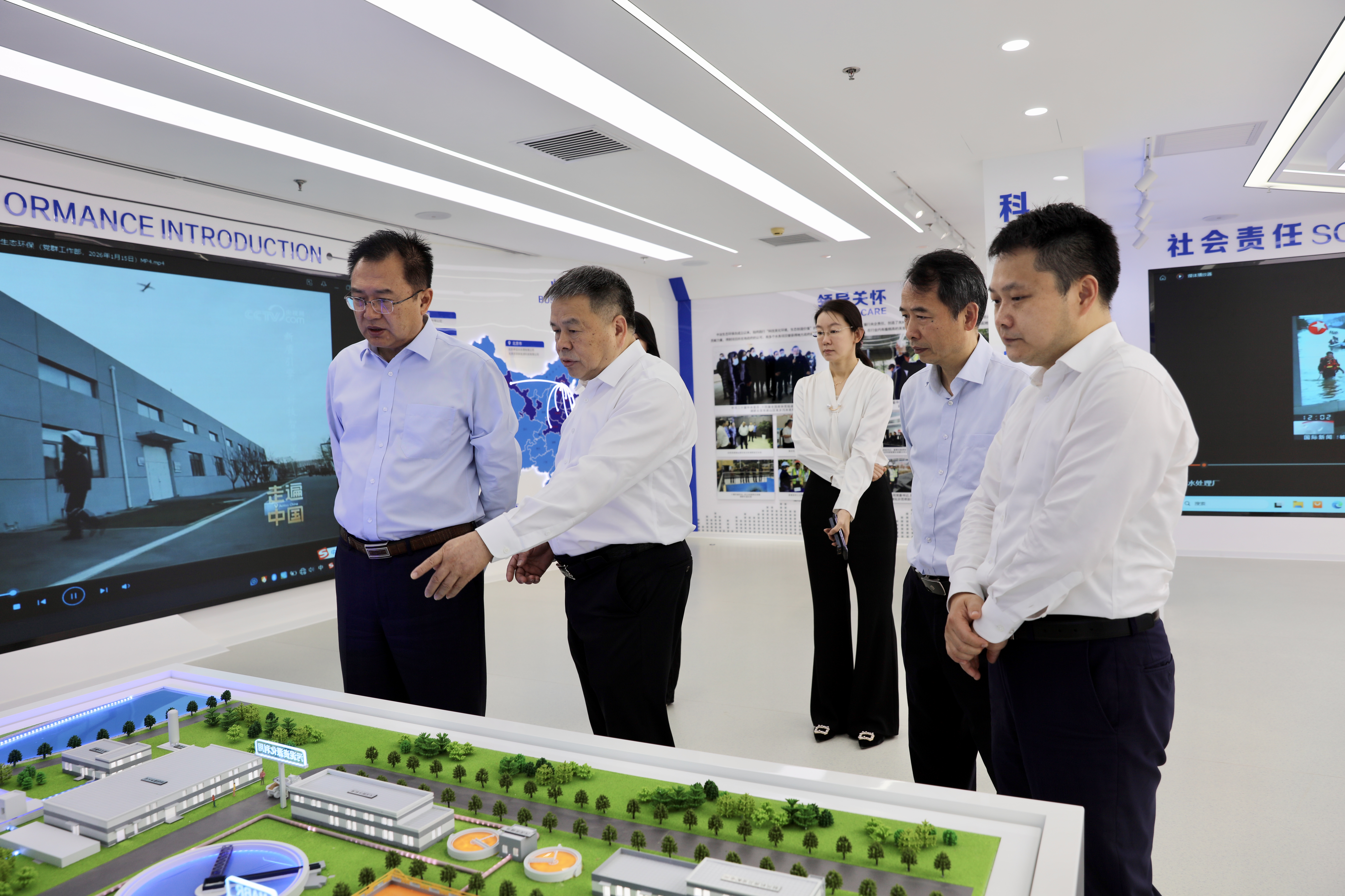 陳陽參觀中冶生態(tài)環(huán)保企業(yè)展廳