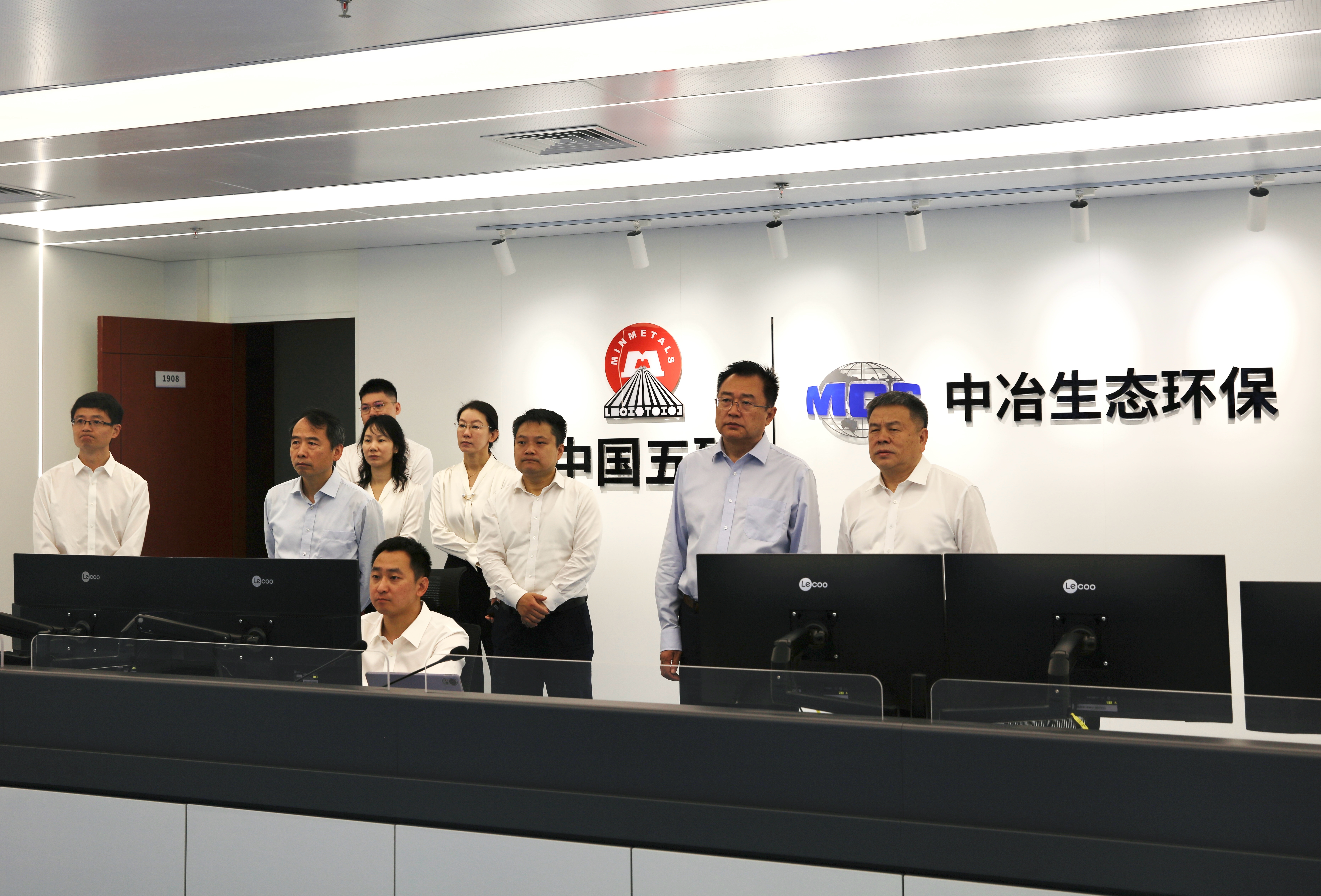 陳陽參觀“數(shù)字化企業(yè)大腦”展示中心
